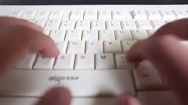 实拍键盘打字镜头视频的预览图